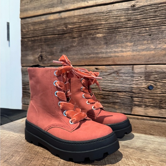 Women's Coral Lace-Up Boots - Picture 3 of 5